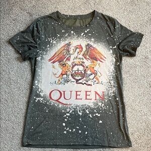 Que Regal Graphic Tee with Red and Gold Accents